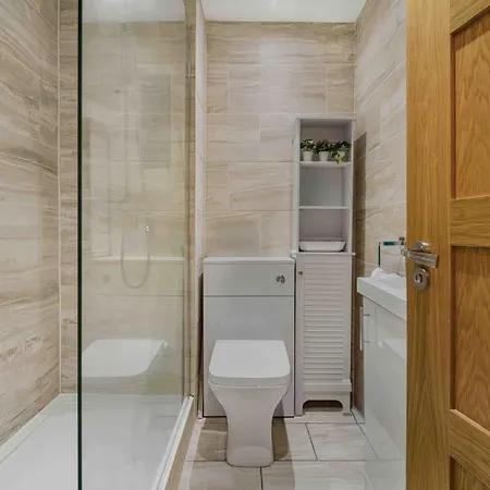 Guestready - Charming Retreat In Trafford مانشستر