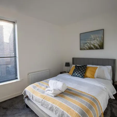 Luxury Deluxe - 4 Bedrooms - 6 Beds - 10 Guests - Private Parking - Contractors Welcome - Trafford Stretford