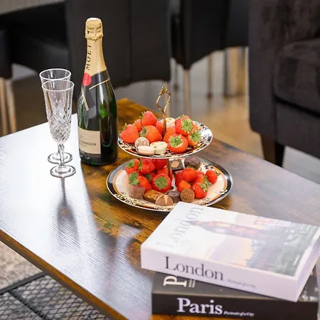 Bright And Cosy 3-bedroom Near - Free Parking - Sleeps 6 *