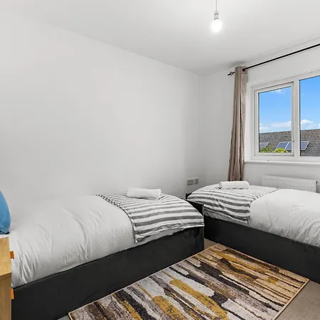 펜션 3 Bedroom House With 5 Beds And Parking 18lw 맨체스터