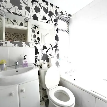 3 Bedroom House In Salford *