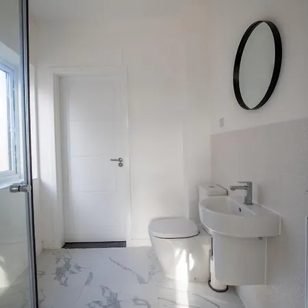 Apartamento Luxury Deluxe - 4 Bedrooms - 6 Beds - 10 Guests - Private Parking - Contractors Welcome - Trafford Stretford *