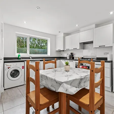 3 Bedroom House With 5 Beds And Parking 18lw Holiday home Manchester