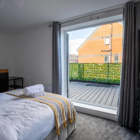 Luxury Deluxe - 4 Bedrooms - 6 Beds - 10 Guests - Private Parking - Contractors Welcome - Trafford Stretford Apartamento