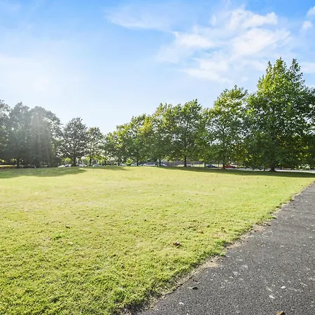 New 3 Bedroom Stylish With Drive & Garden *