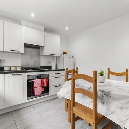 3 Bedroom House With 5 Beds And Parking 18lw 맨체스터