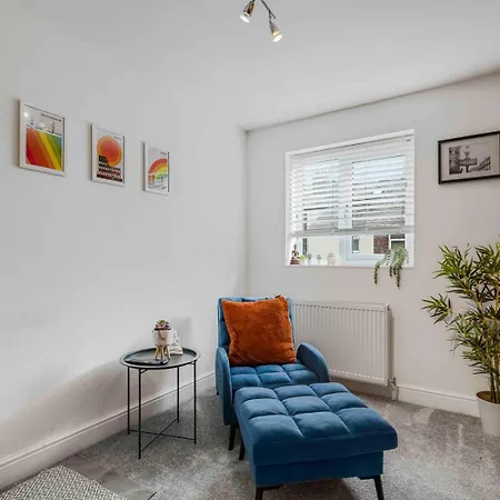 Konukevi Guestready - Charming Retreat In Trafford 4*