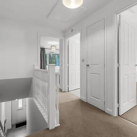 펜션 3 Bedroom House With 5 Beds And Parking 18lw 맨체스터