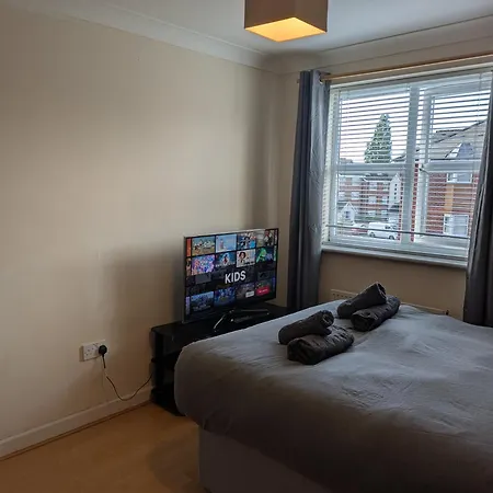 Comfortable And Peaceful 2 Bedroom Flat With Shared Bathroom And Kitchen Close To Airport Habitación en casa particular *