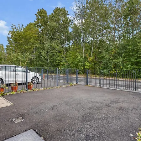 3 Bedroom House With 5 Beds And Parking 18lw