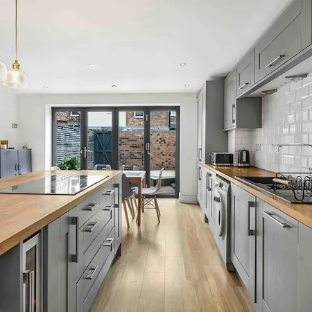 Konukevi Guestready - Charming Retreat In Trafford
