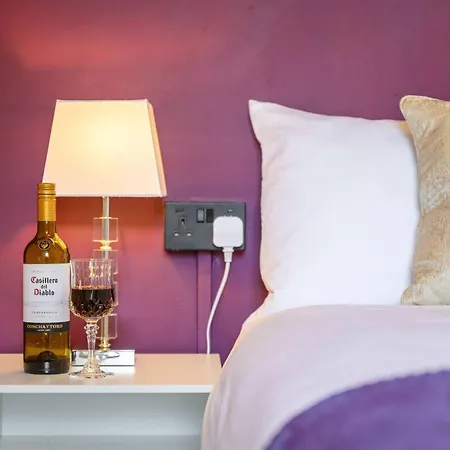 Holiday home Bright And Cosy 3-bedroom Near - Free Parking - Sleeps 6