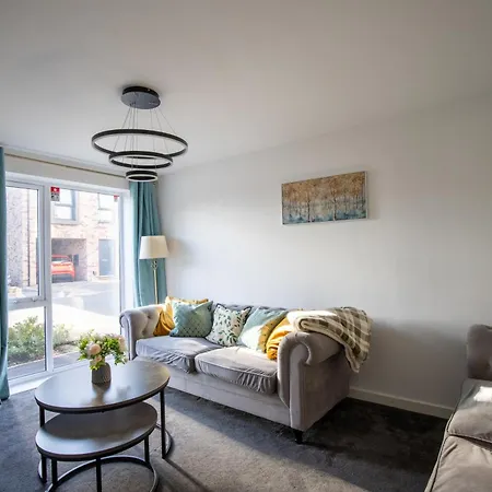 Luxury Deluxe - 4 Bedrooms - 6 Beds - 10 Guests - Private Parking - Contractors Welcome - Trafford Stretford Апартаменты Манчестер