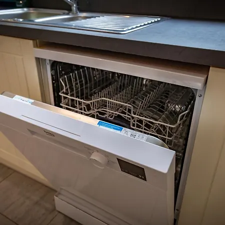 3 Bedroom House With 5 Beds And Parking 18lw