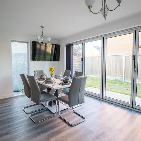 Luxury Deluxe - 4 Bedrooms - 6 Beds - 10 Guests - Private Parking - Contractors Welcome - Trafford Stretford Apartamento *