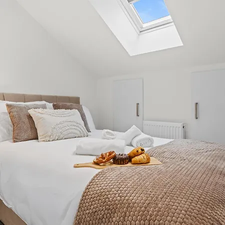 Cosy Stylish 5-bed 3-bath, With Free Wi-fi, Garden And Parking * Manchester