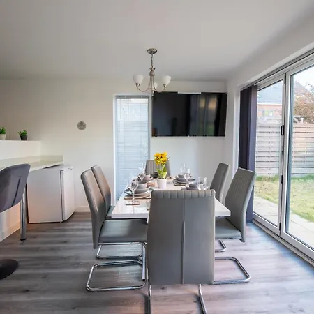 Luxury Deluxe - 4 Bedrooms - 6 Beds - 10 Guests - Private Parking - Contractors Welcome - Trafford Stretford * Manchester