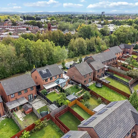 3 Bedroom House With 5 Beds And Parking 18lw Holiday home Manchester