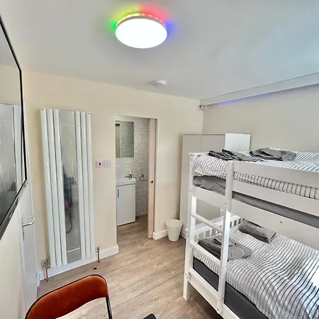 בית אירוח New Quadruple En-suite *