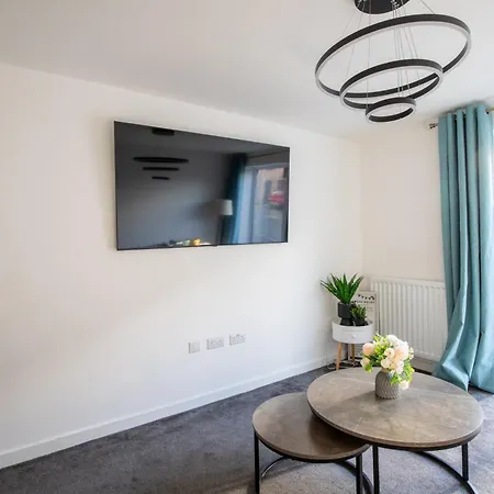 Luxury Deluxe - 4 Bedrooms - 6 Beds - 10 Guests - Private Parking - Contractors Welcome - Trafford Stretford Apartamento