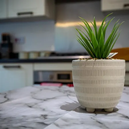 Holiday home 3 Bedroom House With 5 Beds And Parking 18lw