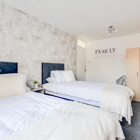 New 3 Bedroom Stylish With Drive & Garden * 曼彻斯特