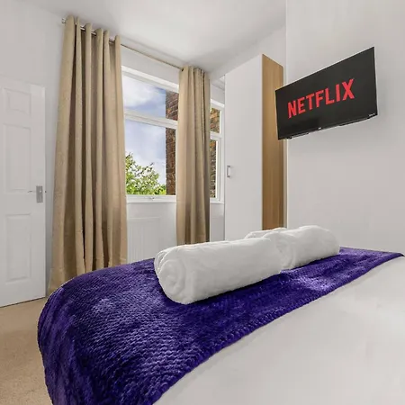 Bright And Cosy 3-bedroom Near - Free Parking - Sleeps 6 *