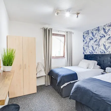 New 3 Bedroom Stylish With Drive & Garden