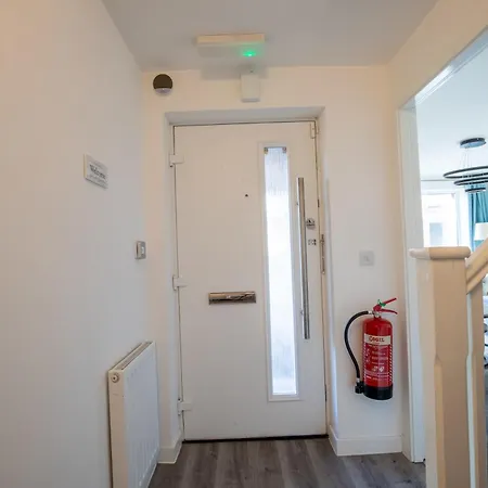 Apartamento Luxury Deluxe - 4 Bedrooms - 6 Beds - 10 Guests - Private Parking - Contractors Welcome - Trafford Stretford