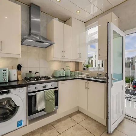 Bright And Cosy 3-bedroom Near - Free Parking - Sleeps 6 Holiday home Manchester