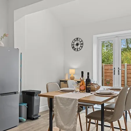 Cosy Stylish 5-bed 3-bath, With Free Wi-fi, Garden And Parking