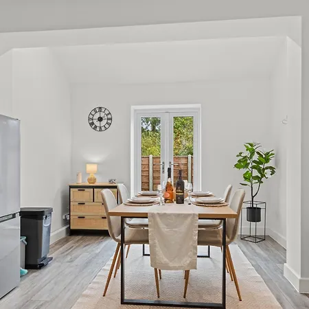 Cosy Stylish 5-bed 3-bath, With Free Wi-fi, Garden And Parking Prázdninový dům Manchester