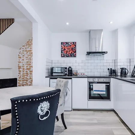 Minutes To The Coop Live Arena & Etihad Stadium - Free Parking W Ev Charger Casa de Férias