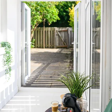 Bright And Cosy 3-bedroom Near - Free Parking - Sleeps 6 Holiday home Manchester