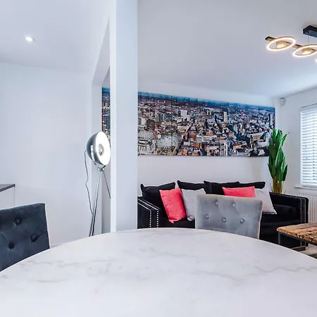 Minutes To The Coop Live Arena & Etihad Stadium - Free Parking W Ev Charger Casa de Férias