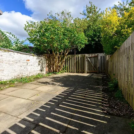 Holiday home Bright And Cosy 3-bedroom Near - Free Parking - Sleeps 6 *