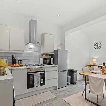 Cosy Stylish 5-bed 3-bath, With Free Wi-fi, Garden And Parking Prázdninový dům *