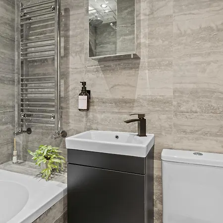 Cosy Stylish 5-bed 3-bath, With Free Wi-fi, Garden And Parking Prázdninový dům Manchester