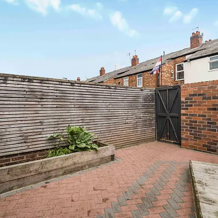 Konukevi Guestready - Charming Retreat In Trafford 4*