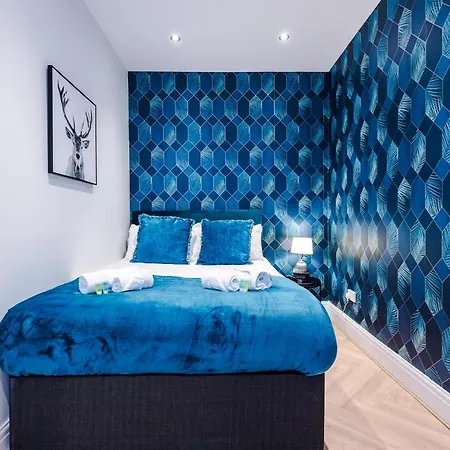 Stunning 5bed 3bath House, Parking, Ferienhaus