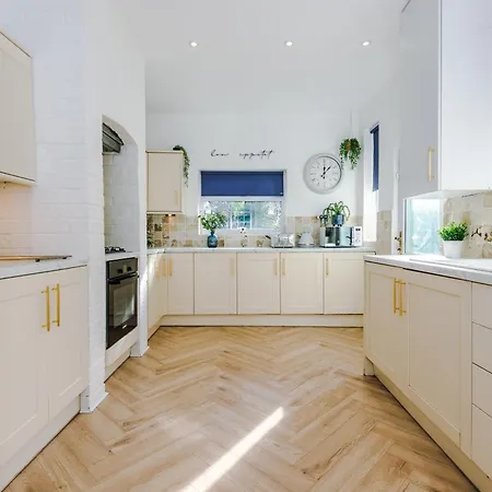 Spacious 4br With 3 Baths, Feriehus