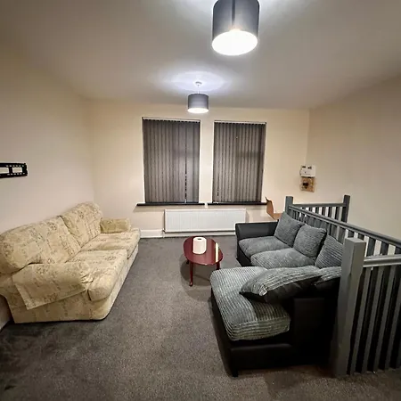 شقة Our Charming 3-bedroom, 1-bathroom Flat مانشستر