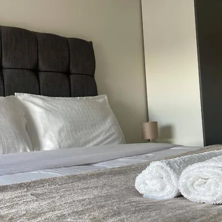 - Sleeps 4 Pets Allowed & Parking Apartament Manchester