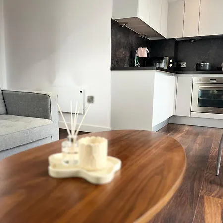 Joyful Group - Stylish 2br Retreat On Regent Road