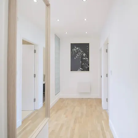 Large Centre Stylish And Spacious *