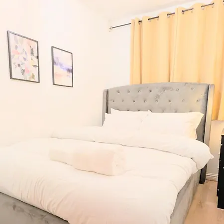 2 Bed - Sleeps 4 - Free Parking - 5 Min To Centre Apartment *