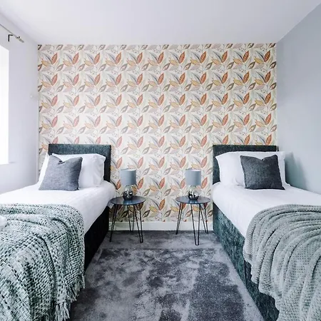 Stylish 4 Bedroom House - Parking, Wi-fi, Kitchen