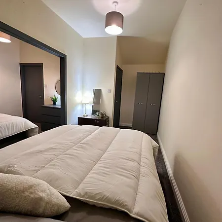 شقة Our Charming 3-bedroom, 1-bathroom Flat مانشستر