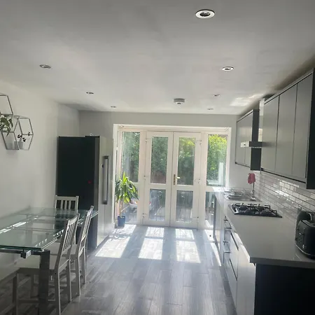 דירה 2 Bed - Sleeps 4 - Free Parking *