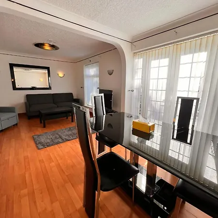 Stylish To Rent 100m From The Etihad And Coop Live *